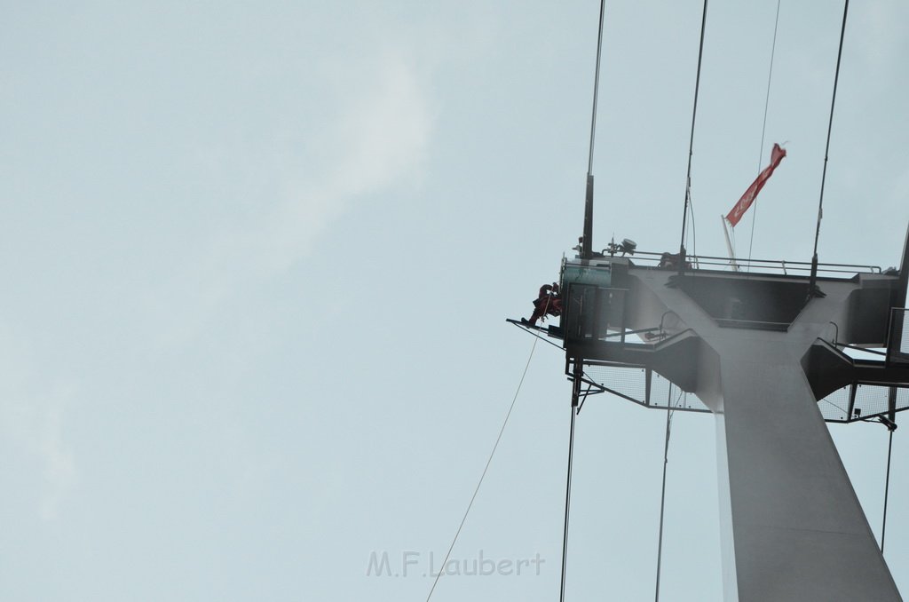 Einsatz BF Hoehenretter Koelner Seilbahn Hoehe Zoobruecke P2186.JPG